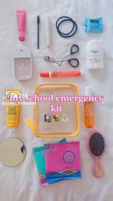 Back To School Packing, School Packing, Schul Survival Kits, School Locker Decorations, Middle School Essentials, School Emergency Kit, Studie Hacks, Road Trip Kit, School Backpack Essentials