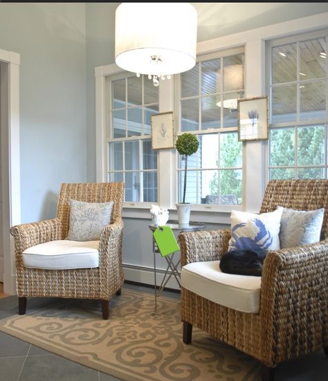 Love these chairs Kitchen Sitting Areas, Kitchen Sitting Area, Beach Style Living Room, Small Sunroom, Sunroom Furniture, Beach Living Room, Sunroom Decorating, Be Design, Sunroom Designs