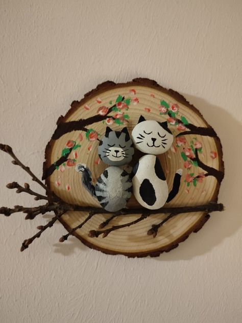 Painted Rock Pictures, Stone Painting For Garden, Cats On Rocks Painted Stones, Pebble Cats Stone Art, Stone Painting Cat, Cats Diy Projects Craft Ideas, Cat Rock Art, Cat Pebble Art, Cat Rock Painting Ideas