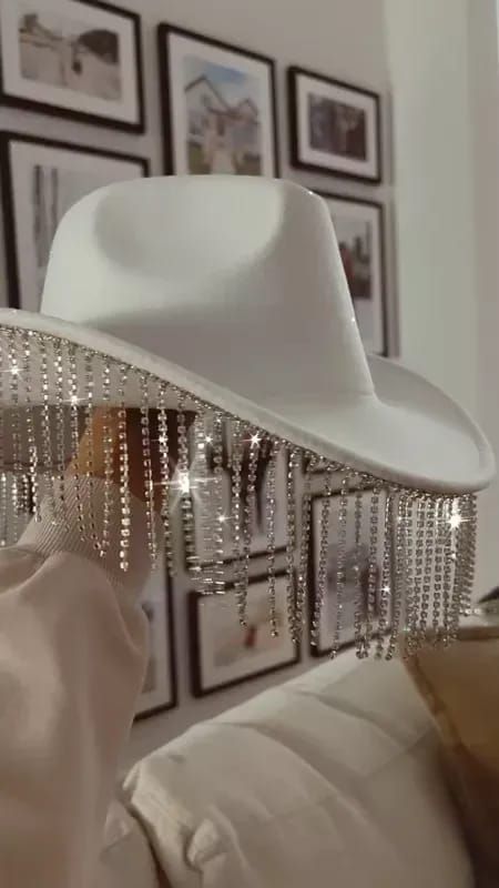 Mode Coachella, Cowboy Festival, Traje Cowgirl, Glastonbury Fashion, Sombrero Cowboy, Aesthetic Outfit Inspiration, Trajes Country, White Cowboy Hat, Abbott Lyon