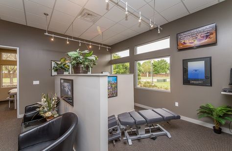 Semi-Open Adjusting Chirorpactic Physio Room, Physiotherapy Room, Chiropractic Office Decor, Chiro Office, Chiropractic Office Design, Office Furniture Layout, Chiropractic Office, Medical Office Design, Half Walls