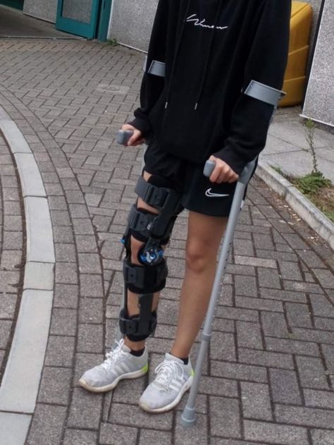 Knee Brace Outfit, Injury Aesthetic, Soccer Injuries, Acl Brace, Mona Kasten, Spiegel Selfie, Corps Idéal, Leg Cast, Leg Injury