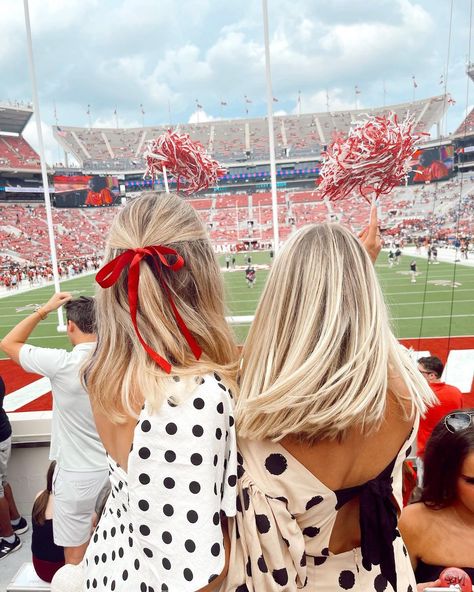 Black And Red Game Day Outfit, South Carolina Game Day Outfit, Gameday Pictures College, Game Day Photo Ideas, University Of Alabama Outfits, Game Day Photoshoot, Nc State Gameday Outfit, University Of Alabama Game Day Outfits, Gameday Poses