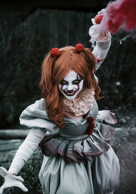 Pennywise Cosplay Female, Pennywise Female Makeup, Female It Costume, Pennywise Halloween Costumes Women, Female Horror Costumes, It Costume Clown Women, Halloween Costumes Scary Horror Women, Penny Wise Costume Women, Creepy Clown Costume Women