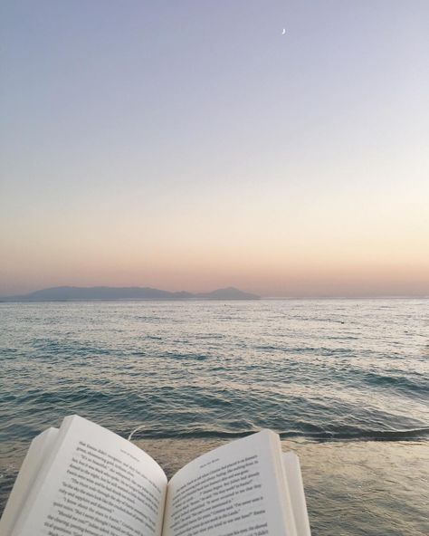 ophelia | berlin on Instagram: “the ocean, the moon and a book is all I need to be happy 🌊✨ currently reading los and I missed my babies so much and it feels so good to be…” Nature, Reading A Book On The Beach, Reading By The Beach, June Manifestation, Book On Beach, Pictures Of The Ocean, Book At The Beach, Relaxing Wallpapers, Book On The Beach