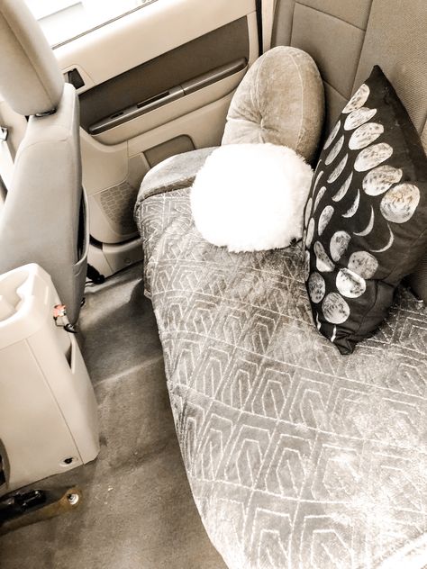 cute car set up — backseat — VSCO Jeep Backseat Ideas, Car Decorations Interior Neutral, Car Decorations Back Seat, Comfy Car Aesthetic, Vsco Car Aesthetic, Car Decorations Interior Backseat, Comfy Backseat Car, Aesthetic Car Wheel Cover, Cozy Backseat Car