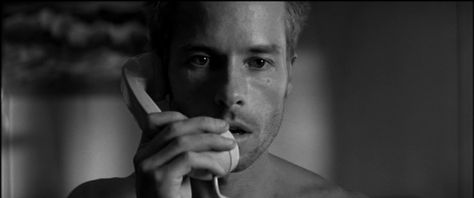 Memento Memento Stills, Memento Cinematography, Memento Movie, Nolan Film, Guy Pearce, Movie Shots, Film Grab, Christopher Nolan, Black And White Film