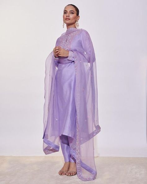 Lavender Suit, V Neck Kurta, Suits For Women Indian, Desi Dress, Lavender Silk, Indian Look, Indian Dresses Traditional, Lavender Dresses, Simple Pakistani Dresses