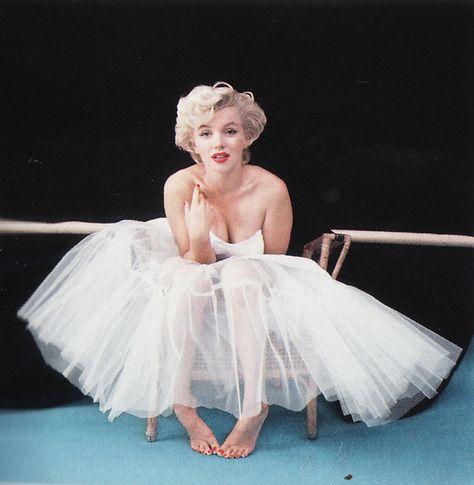 Marilyn Monroe Ballerina Shoot 1954 - My Favorite picture of Marilyn <3 I don't know why but I find it beautiful and adorable. <3 Richard Avedon, Annie Leibovitz, Klasik Hollywood, Marilyn Monroe Fotos, Marilyn Monroe Poster, Photos Rares, Milton Greene, Maria Callas, Marilyn Monroe Photos