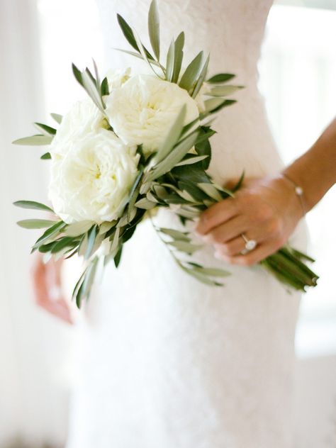 Simple Bridal Bouquets, Small Wedding Bouquets, Simple Wedding Bouquets, Beach Wedding Bouquets, Bridal Bouquet Flowers, White Wedding Bouquets, Diy Wedding Bouquet, White Wedding Flowers, Small Bouquet