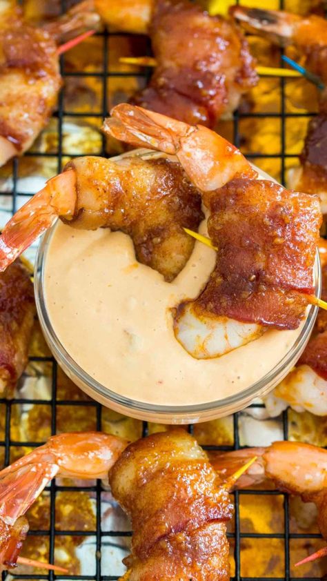 Bacon Wrapped Shrimp is the perfect finger food. A great combo of sweet and savory, thanks to the delicious smoky brown sugar rub that and crispy bacon. Dipping Sauce For Shrimp, Shrimp Wrapped In Bacon, Sauce For Shrimp, Bacon Wrap Shrimp Recipes, Wrapped Shrimp, Bacon Wrapped Shrimp, Shrimp Appetizers, Bacon Appetizers, Shrimp Recipes Easy