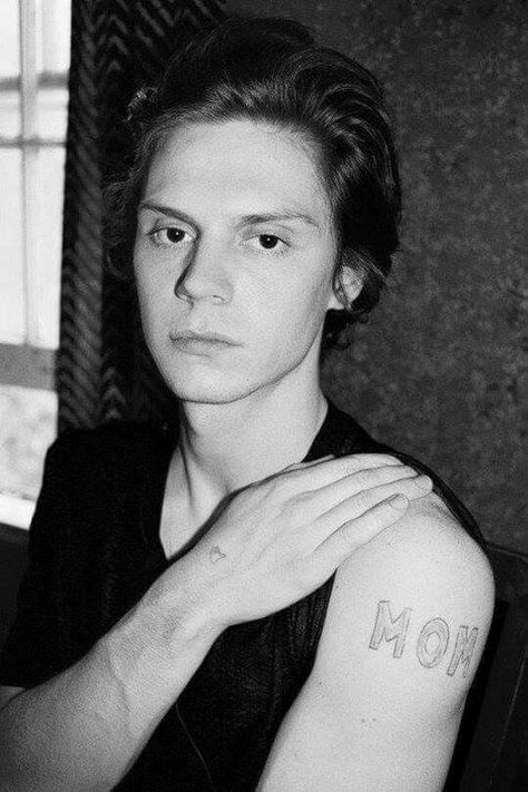 Evan Peters Mom Tattoo, Evan Peters Dark Hair, Evan Peters Tattoo, Ahs Tattoo, Evan Peters Hot, Evan Tattoo, Unholy Pictures, Evan Peters American Horror Story, Tate And Violet