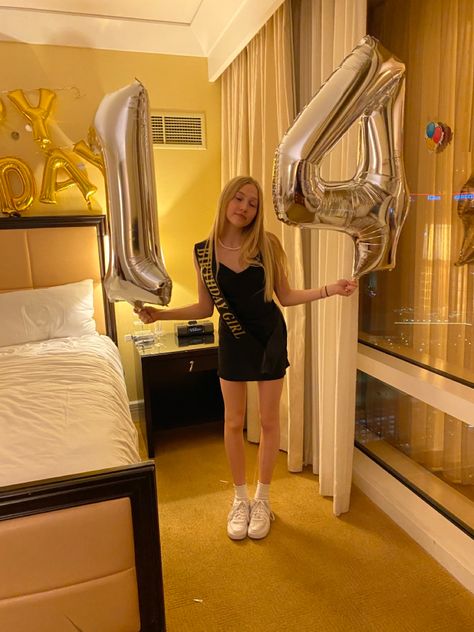 13 Bday Outfit Ideas, Birthday Ideas 14th Birthday Girl, Instagram Birthday Pictures Ideas, Party Inspiration Decoration, Birthday Outfit 14th Birthday, Birthday Outfits 13, 13th Birthday Aesthetic, Cute Birthday Pics, Photo Birthday Ideas