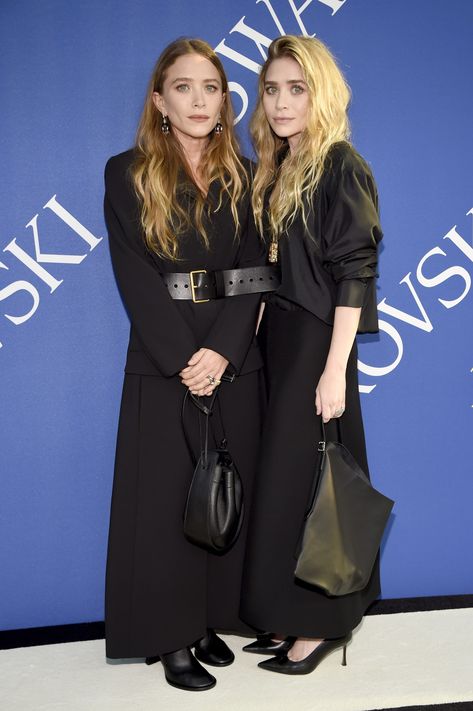 If there is one big night out when directional fashion should rule the red carpet it is the CFDA Awards. Olsen twins June 2018 Mary Kate Olsen, Celebrity Black Dress, Ashley Olsen Style, Mary Kate And Ashley Olsen, Mary Kate And Ashley, Cfda Awards, Mary Kate Ashley, Best Red Carpet Looks, Red Carpet Look