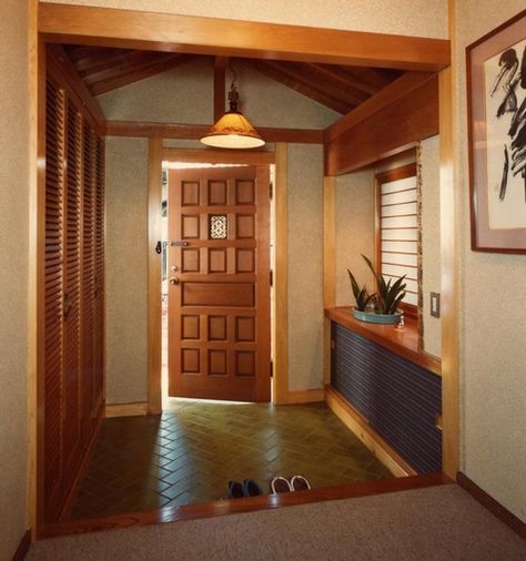 Japanese House Entryway, Japanese Entryway Genkan, Japanese Genkan Entryway, Japanese Inspired Entryway, Japanese Style Entryway, Japanese Mudroom, Entryway Japanese, Japanese Shoe Storage, Japanese Entryway Ideas