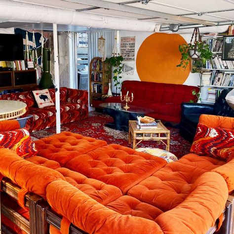 Conversation Pit 70's, Mid Century Garage, Guys Room Aesthetic, Conversation Pit, Colorful House, 70s House, 70s Interior, Guys Room, Sunken Living Room