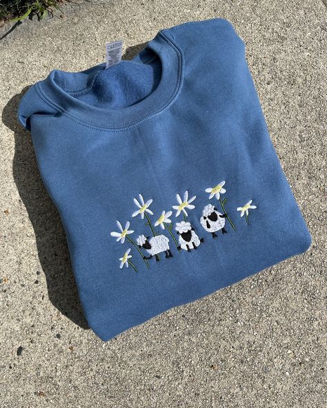 Cross Stitch Patterns Tela, Simple Sweater Embroidery, Aesthetic Embroidered Sweatshirt, Embroidery On Sweatshirts Diy, Embroidery On Sweatshirts, Embroidery Designs Sweatshirt, Embroidery Sweatshirt Ideas, Hand Embroidery Sweatshirt, Fun Sweaters