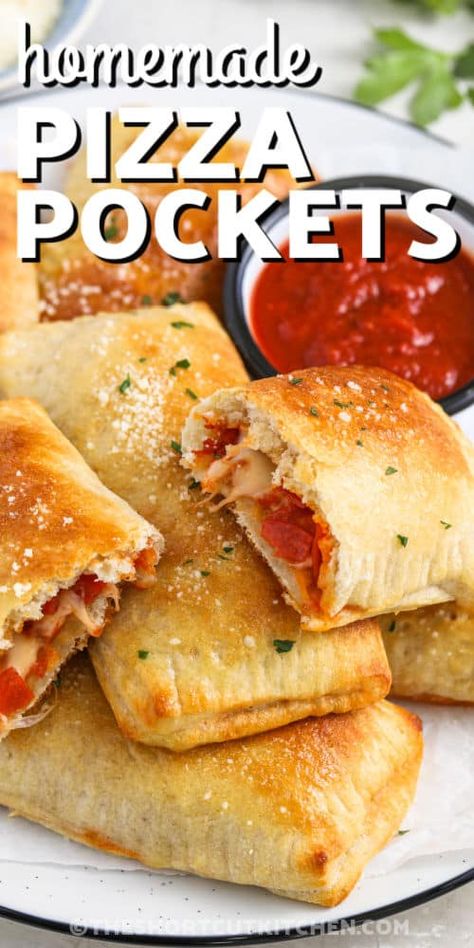 Pillsbury Pizza Dough Ideas, Homemade Pizza Pockets Easy, Pizza Pocket Dough Recipe, Homemade Pizza Puffs, Pepperoni Pizza Pockets, Pizza Recipe Ideas, Pepperoni Rolls With Pizza Dough, Recipes Using Canned Pizza Dough, Pizza Fold Over