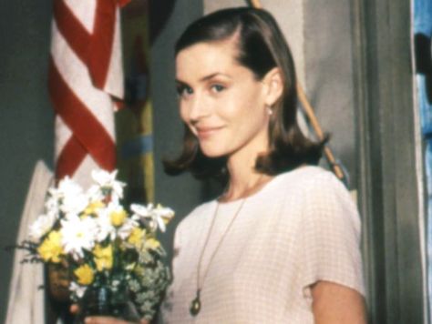 Embeth Davidtz 90s, Ms Honey Aesthetic, Sunny Characters, Ms Honey Matilda, Miss Honey From Matilda, Miss Honey Aesthetic, Matilda Miss Honey, Matilda Wallpaper, Miss Honey Matilda