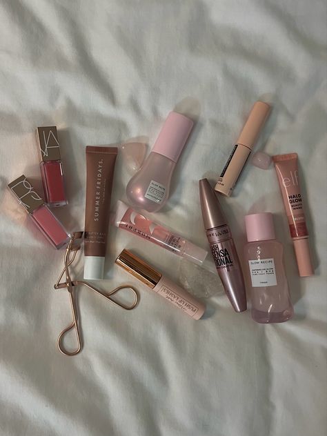 Aesthetic Skincare And Makeup, Pink Makeup Aesthetic Products, Pink Makeup Products Aesthetic, Makeup Essentials Aesthetic, School Makeup Aesthetic, Aesthetic Glow Recipe, Makeup Kit Aesthetic, Makeup Pouch Aesthetic, Aesthetic Sephora