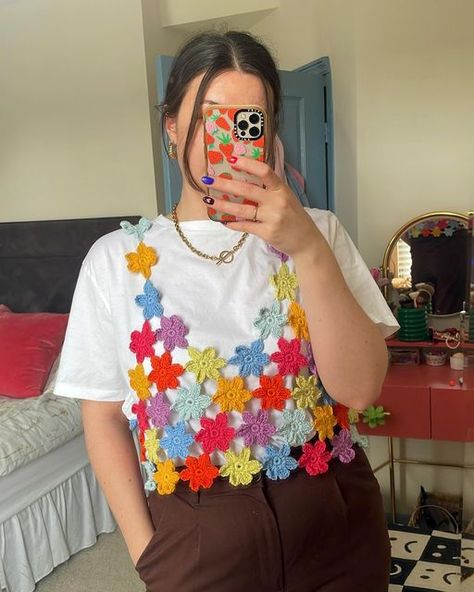 Realm Designs on Instagram: "Looking for testers for my Daisy chain top 🌼  ▪️I need testers for sizes XS-5XL ▪️Easy/intermediate  ▪️I would like the piece to be made and feedback given by 15th March  Use the link in my bio to apply then comment on this post (this really helps me when going through applications) 💗 Thank you!!" Crochet Top Summer Outfit, Crochet Flower Crop Top, Puff Flower Crochet Top, Crochet Flower Tank Top, Crochet Flower Accessories, Crochet Top With Flowers, Crochet Flowers Top, Knitting Vest Pattern, Crochet Flower Shirt