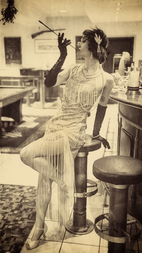 Best party vintage dress Roaring 20s Aesthetic, 1920 Women's Fashion, Desenhos Van Gogh, 1920s Outfit, 20s Aesthetic, Gatsby Party Outfit, 1920s Aesthetic, Roaring 20s Fashion, 1920 Women