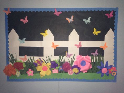 March, spring bulletin board Pai, Spring Window Display Ideas School, Window Display Classroom, Spring Window Display Ideas, Preschool Classroom Themes, Window Display Ideas, Spring Window Display, Spring Bulletin Board, March Spring