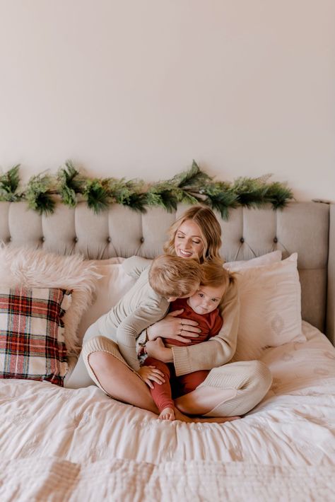 Natal, Sibling Christmas Photos On Bed, Christmas Bedroom Family Pictures, Christmas Bed Pictures Family, Christmas Pajama Pictures Bed, Cozy Christmas Pictures Family, Bedroom Christmas Photoshoot Family, Christmas Pajama Photo Shoot Family Bed, Christmas Morning Photos