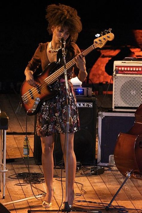 The Top Ten Female Bass Guitar Players Female Bass Guitarist, Famous Bass Players, Female Bass Players, Female Musician Aesthetic, Female Bassist Aesthetic, Hot Bassist, Bass Player Aesthetic, Bass Guitar Aesthetic, Female Bassist