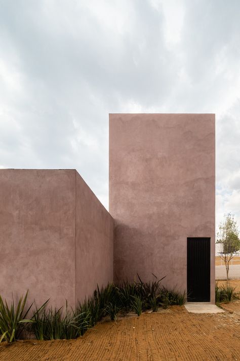 The Rustic Beauty of the Chukum in Modern Mexican Architecture | ArchDaily Mexican Architecture, Modern Mexican, Contemporary Building, Rural House, Social Housing, Building Systems, Roofing Systems, Traditional Architecture, Architecture Photo