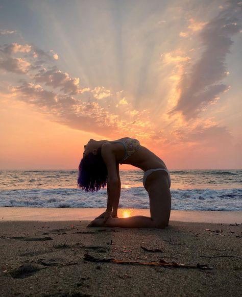 Yoga Sunset Photography, Yoga Poses In Beach, Yoga Poses Beach Photography, Sunset Yoga Poses, Yoga Poses At Beach, Yoga Poses For Photos, Sunset Yoga Photography, Best Yoga Poses For Photoshoot, Yoga Poses On Beach