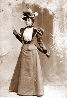 Genealogy research: Dating vintage photographs by clothing & hairstyles – SheKnows African American Fashion, 1890s Fashion, Foto Portrait, Vintage Black Glamour, Retro Pin Up, Styl Retro, Victorian Women, Edwardian Fashion, Black American