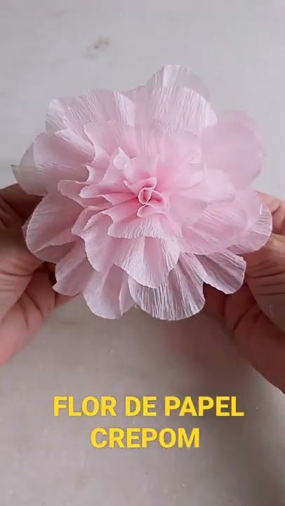 Easy Crepe Paper Flowers: DIY Ideas for Stunning Decor Flowers With Crepe Paper How To Make, How Make Paper Flowers, Italian Crepe Paper Flowers, How To Make Crepe Paper Flowers, Flowers Using Crepe Paper, Paper Crepe Flowers, Easy Crepe Paper Flowers, Crepe Paper Art, Flowers With Crepe Paper