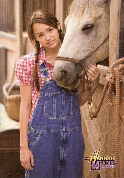 i remember this movie <3 hannah montana=childhood Emily Osment, Hannah Montana Movie, Hannah Montana Outfits, Hannah Miley, Hannah Montana Forever, Hannah Montana The Movie, Movies On Tv, Christmas Movies On Tv, Miley Stewart