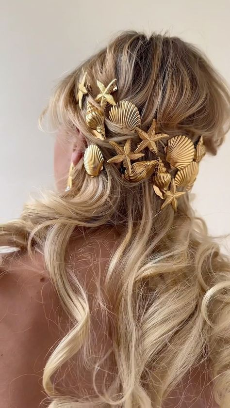 LELET NY | Which one of you mermaids 🧜🏻‍♀️ will be wearing this seashell 🐚 hairstyle to your next beach wedding🙋🏽‍♀️? | Instagram Mermaid Hair Bride, Seashell Wedding Dress, Hawaiian Wedding Hairstyles, Seashell Hairstyles, Beach Wedding Hairstyles For Long Hair, Beach Wedding Updo, Seashell Outfit, Hair Shells, Mermaid Wedding Hair