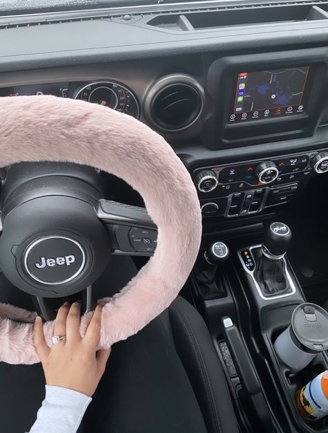White Jeep Wrangler Aesthetic Inside, Car Decorations Interior Jeep, Jeep Accessories For Girls Interiors, Cute Jeep Interior Ideas, White Jeep Aesthetic Interior, Interior Jeep Wrangler Accessories, Inside Jeep Aesthetic, Aesthetic Jeep Interior, Jeep Car Decor