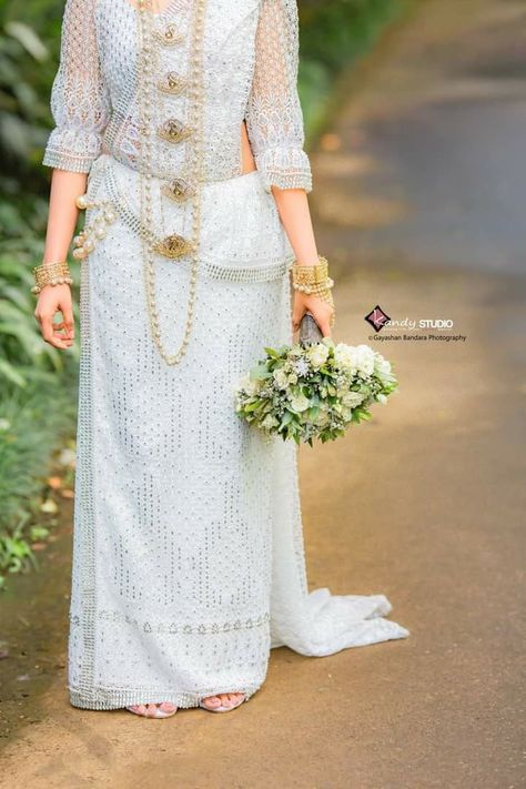 Kandyan Bride Sri Lankan Kandyan Brides, Kandyan Bride Traditional, Osari Designs, Sinhalese People, Sri Lankan Wedding Saree, White Saree Wedding, Kandyan Brides, Going Away Dress, Sri Lankan Bride