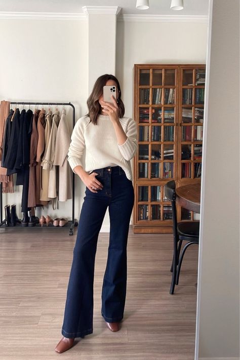 Bootcut Jeans Outfit Business Casual, Feminine Jean Outfits, Flair Outfit Jeans, Casual Flared Jeans Outfit, Flare Jeans For Work, Outfit Ideas For Flared Jeans, Flare Dark Jeans, Flare Jeans Outfit Dark Wash, High Flare Jeans Outfit