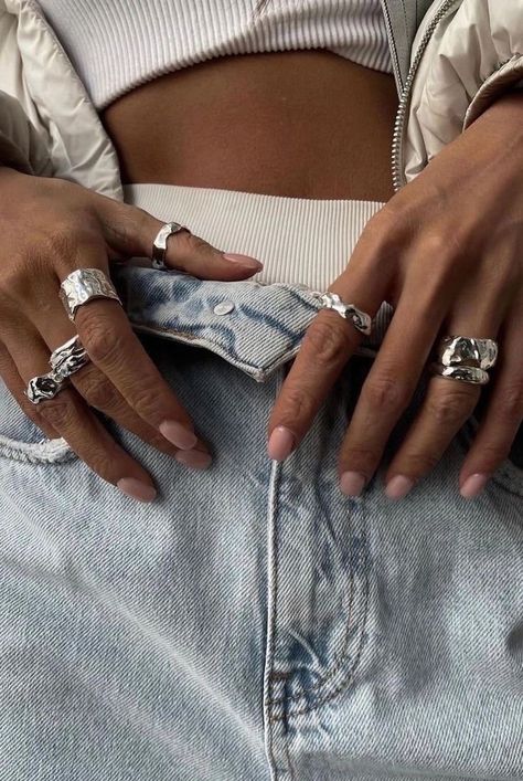 Chunky Silver Jewellery, Dope Jewelry, Jewelry Lookbook, Beauty And Fashion, Jewelry Photography, Foto Inspiration, Jewelry Inspo, Pretty Jewellery, Mode Outfits