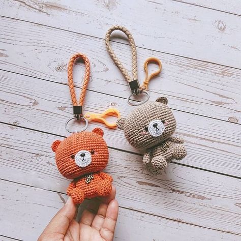 ميدالية مفاتيح, Amigurumi Teddy Bear, Bear Patterns Free, Bear Keychain, Crochet Teddy Bear Pattern, Crochet Keychain Pattern, Pola Amigurumi, Crochet Animals Free Patterns, Crochet Teddy Bear