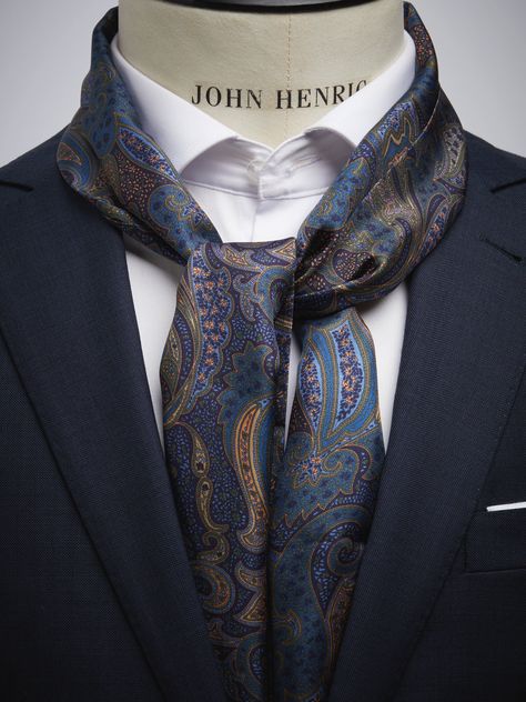 Men’s silk scarves – Paisley silk scarf. This silk scarf in a paisley print is a perfect relaxed but stylish alternative to the tie. The silk scarf is the perfect choice if you want to add an extra dimension to your look. Our silk scarves for men is sewn and manufactured with great care with tradition and genuine craftmanship. Scarf Outfit Men, Mens Scarf Fashion, Mens Silk Scarves, Group Photography Poses, Polished Casual, Blue Silk Scarf, Suits Men Business, Dapper Dan, Scarf Outfit