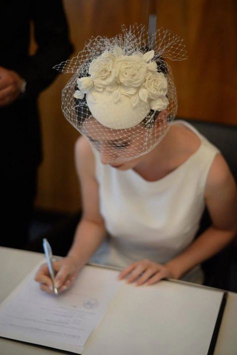 Wedding Dress With Hat Veil, Bridal Fascinator Birdcage, Birdcage Veil Fascinator, Vintage Wedding Hats Brides, Wedding Pillbox Hat, Pillbox Hat Wedding, Bridal Pillbox Hat, White Wedding Hats, Vintage Bridal Hat