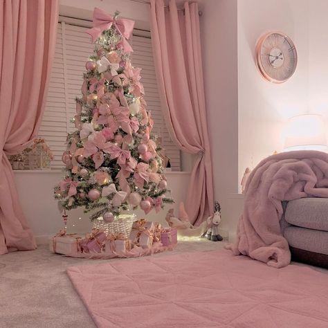 Christmas Pink Decor Ideas, Cozy Pink Christmas, Pink Winter Bedroom, Pink Winter Decor, Christmas Bedroom Decor Pink, Pink Christmas Aesthetic Bedroom, Pink Christmas Bedroom Aesthetic, Pink Bow Christmas Tree, Pink Christmas List