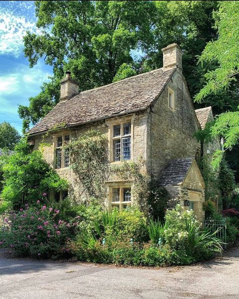 Small House Uk, Small Magical Garden, Small Stone Cottage, Old English House, Uk Cottage, Dream House Garden, British Cottage, English Country Cottages, Old Victorian Homes