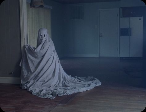 https://film-grab.com/2019/03/06/a-ghost-story/#bwg1831/114265 David Lowery, Arte Pulp, A Ghost Story, Paranormal Photos, Real Haunted Houses, Scary Ghost Pictures, Sheet Ghost, Ghost Photography, Thanksgiving Wallpaper