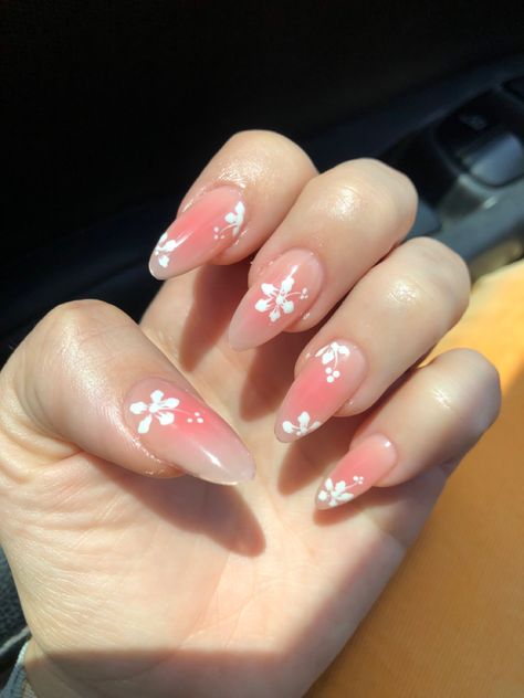 Italy Nail Inspiration, Ombre Hibiscus Flower Nails, Summer Italy Nails, Hibiscus Nail Designs, Tropical Core Nails, White Hawaiian Nails, Cute Hawaiian Nails, Nails With Hawaiian Flower, Hawian Nails