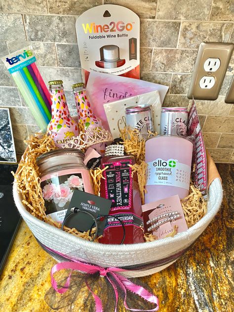 Pink Whitney Gift Ideas, 25th Birthday Basket For Her, Cute 21st Birthday Gifts For Sister, Small 21st Birthday Gifts, Birthday Basket For 21st Birthday, Gifts For Best Friends 21st Birthday, Sister Birthday Basket Ideas, Besties 21st Birthday Gift, 21st Birthday Ideas For Best Friend