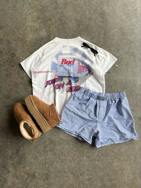 Ron Jon Shirt Outfit, Medium Shorts Outfits, Dinner Outfit Summer Casual, Shorts Outfits Comfy, Vintage Comfy Outfit, Casual Summer Outfits College, Outfit Ideas Thrifting, Comfy Summer Outfits Aesthetic Casual, Cute Summer Outfits Comfy