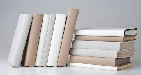 Would you cover your book collection in white paper and hand letter the titles on the spines? If we had the time, we probably would (yes, we are that fanat Organisation, Styling A Bookcase, Paper Book Covers, Diy Buch, Book Cover Diy, Bookcase Styling, 카드 디자인, White Books, Brown Kraft Paper