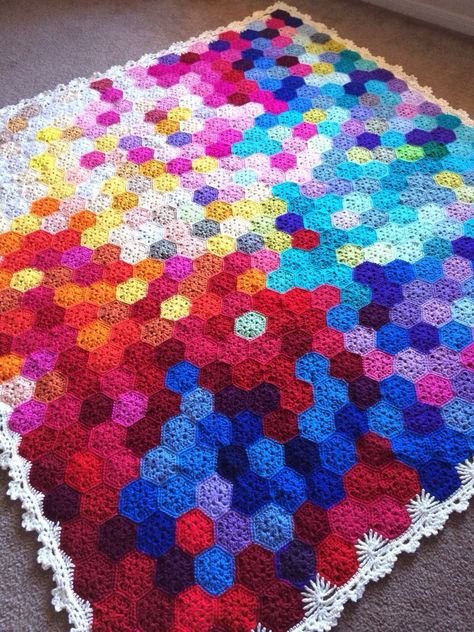 Amigurumi Patterns, Mood Blanket, Temperature Blanket, Daily Mood, Geometric Lace, I Love This Yarn, Crochet Decoration, Manta Crochet, Hexagon Pattern